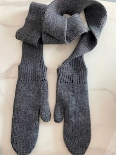 Scarf with gloves Liviana Conti