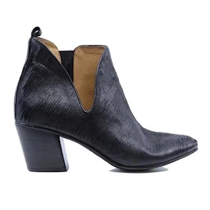 Kudetà 012705 women's ankle boot in black leather open to the si